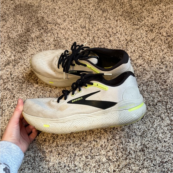 Ghost Max Brooks White and Black Sneakers with Athletic Appeal - Picture 3 of 3